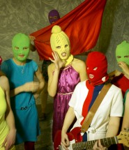 Pussy Riot é um grupo de punk rock feminista russo que encena, em Moscou, performances  de provocação política